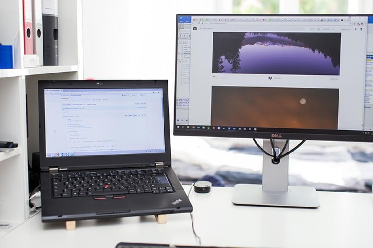 cómo dividir la pantalla en el monitor de la computadora portátil